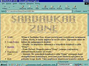 Zrzut ekranu z Windows 98 w niskiej rozdzielczości. W oknie bardzo
starej wersji Internet Explorer wyświetla się strona internetowa z
piaskowym tłem i zlewającym się z nim napisam Sardaukar Zone na górze. W
lewej kolumnie pog logiem znajduje się wypunktowana lista działów. W
prawej kolumnie znajduje się treść strony.