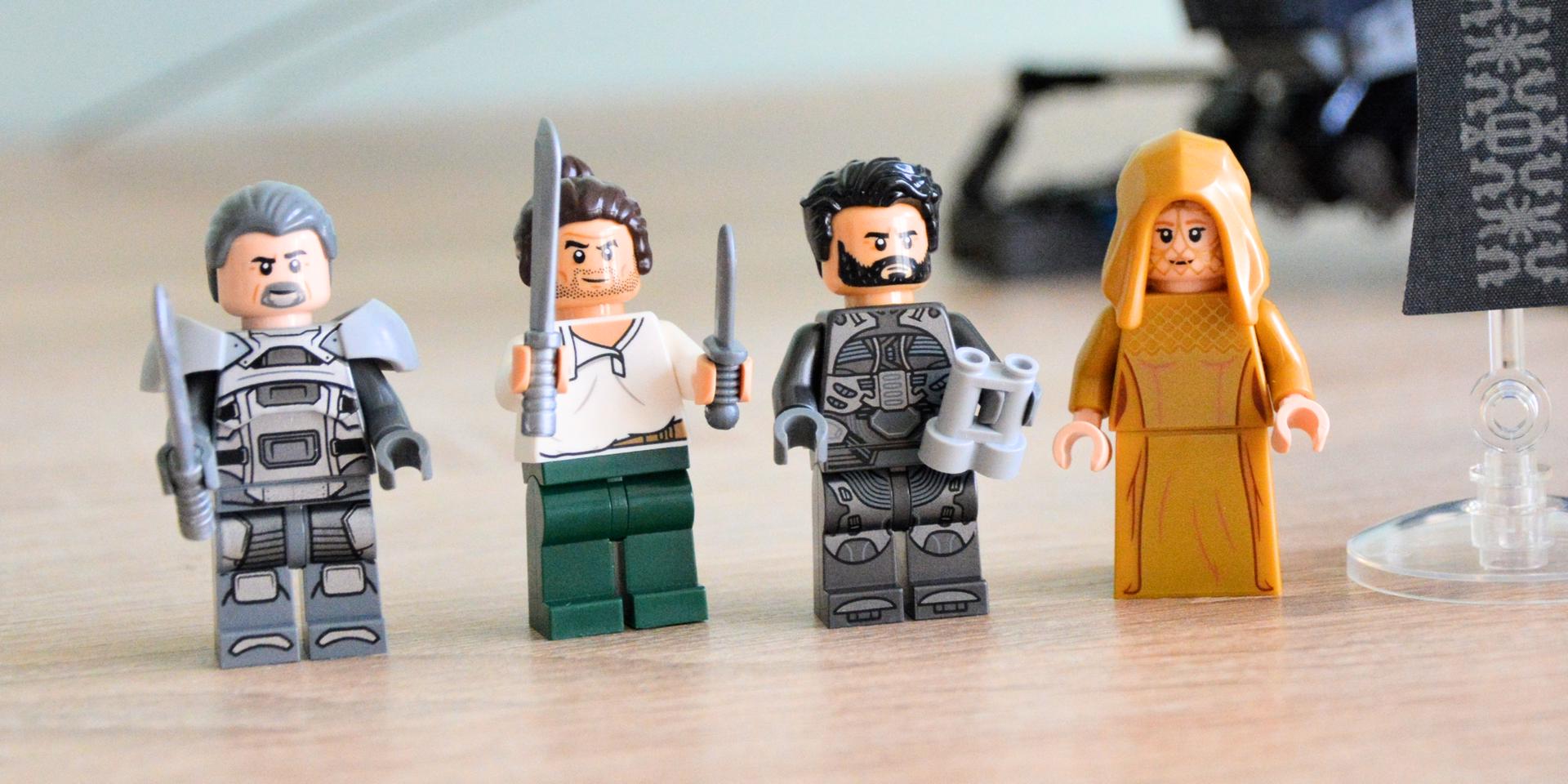 Zbliżenie na cztery figurki Lego. Od lewej są to Gurney Halleck,
Duncan Idaho, Leto Atryda i Jessika.