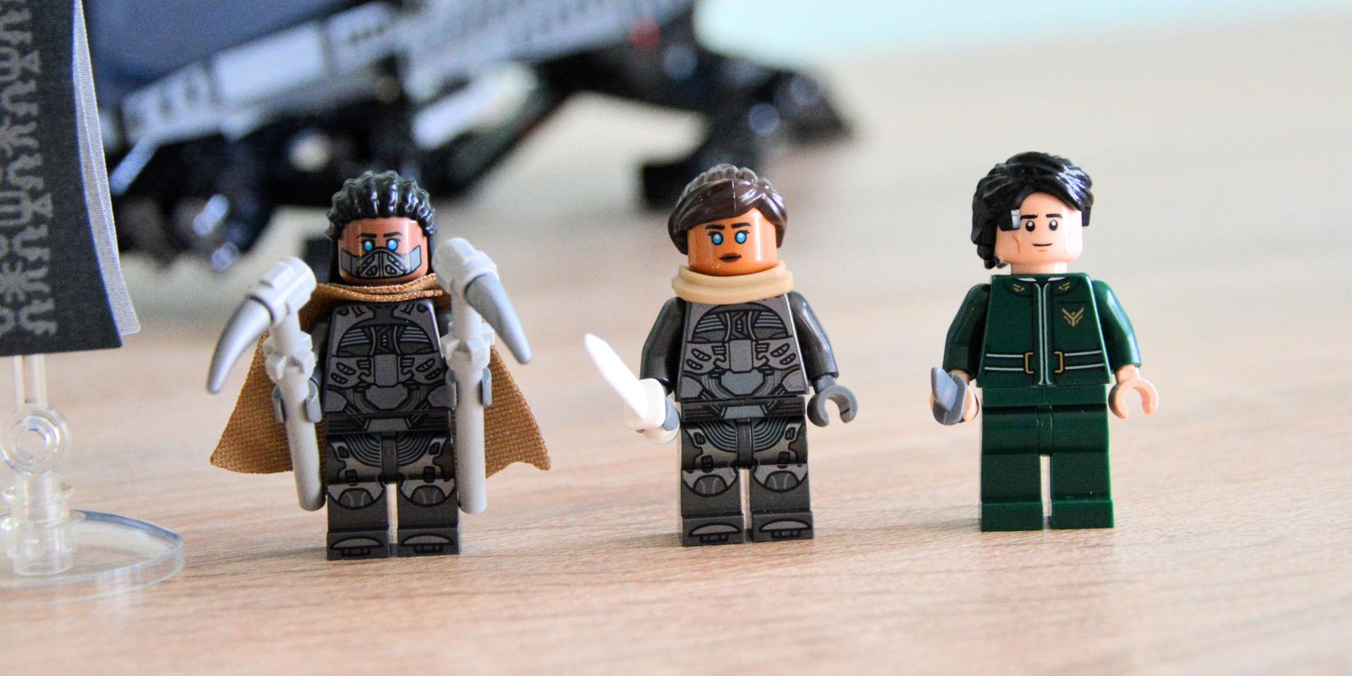 Zbliżenie na trzy figurki Lego. Od lewej są to Dr Kynes, Chani i
Paul.