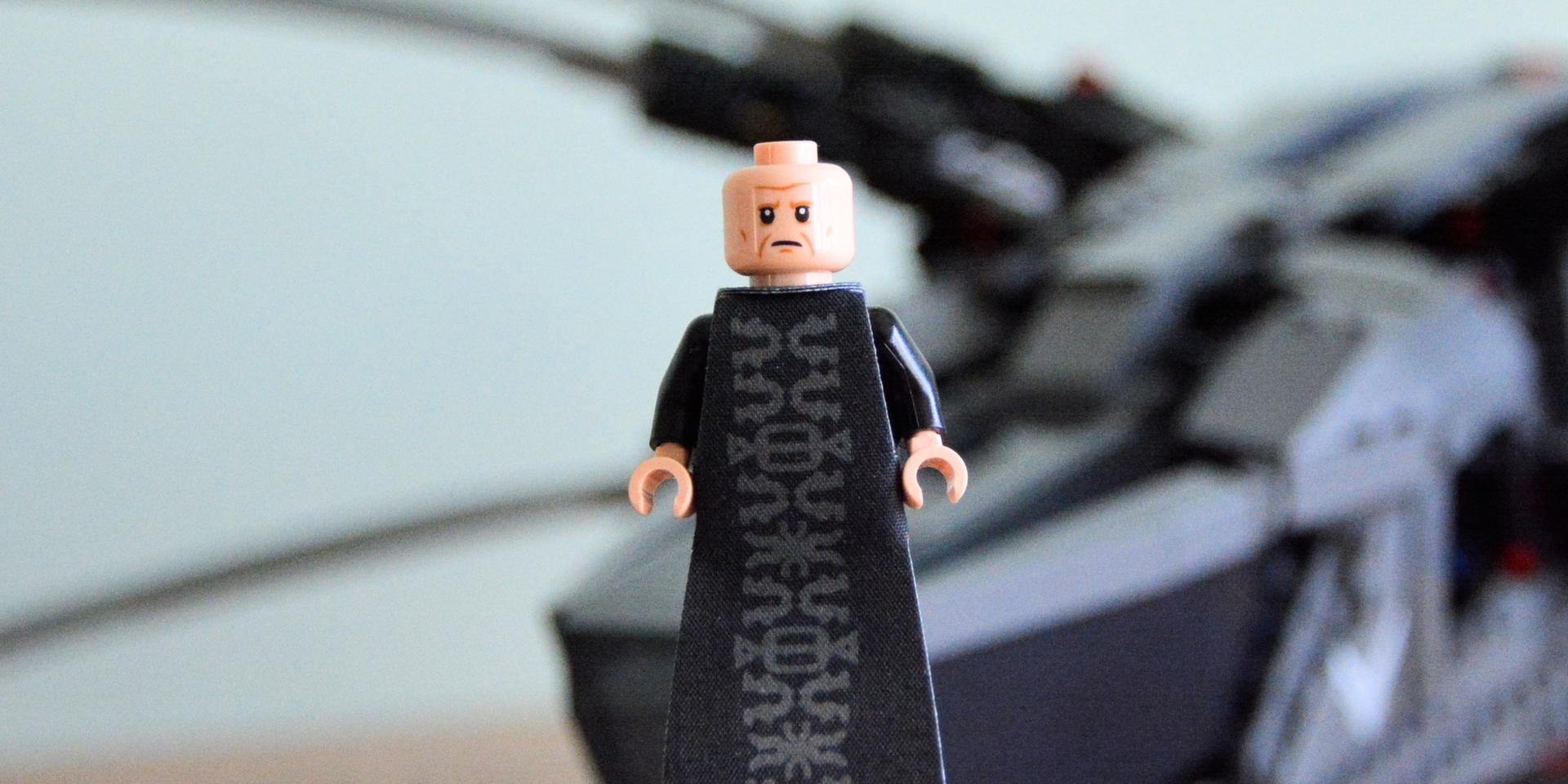 Zbliżenie na figurkę Lego przedstawiającą Barona Harkonnena.